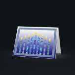 Den Hanukkah menoran undersöker kortet Kort<br><div class="desc">En modern illustrerad framställning av de Hanukkah menorastearinljusen. Blåttvit och mång- färg med verseinsida.  "Önska dig en jätteglada Hanukkah".</div>