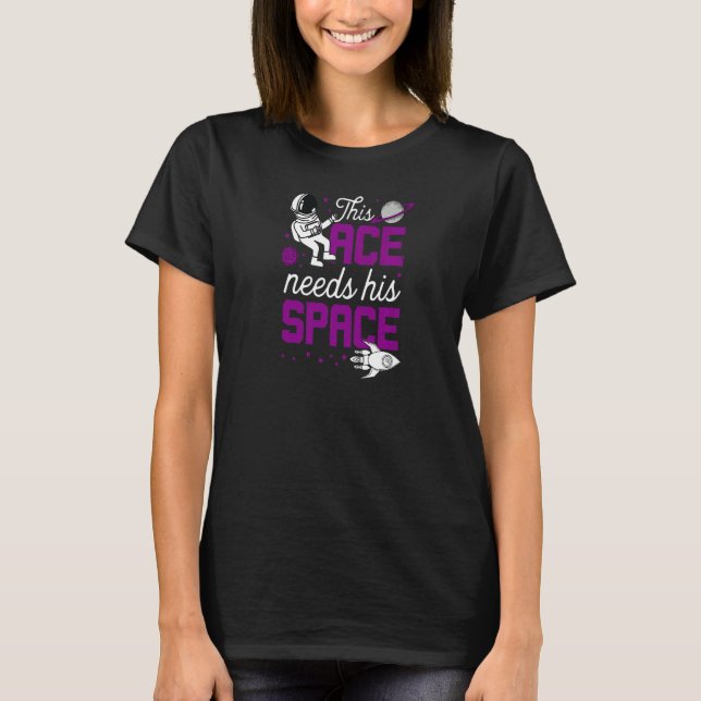 Den här Ace behöver sitt Rymdsladdade Trendig. T Shirt (Framsida)
