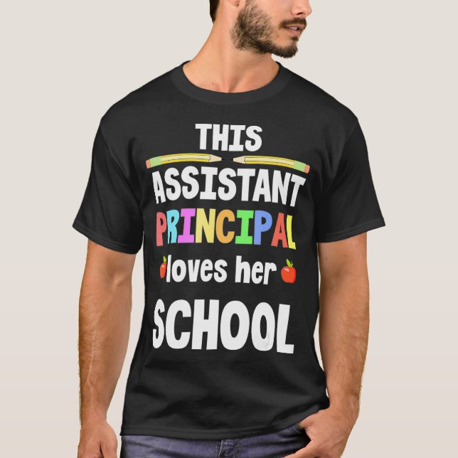 Den här assistenten Kärlek Hennes skollärling T Shirt (Framsida)