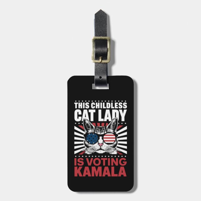 Den här barnlösa Cat Dam är Voting Kamala 2024 Bagagebricka (Vertikal Framsida)