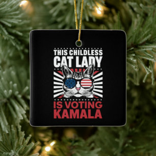 Den här barnlösa Cat Dam är Voting Kamala 2024 Julgransprydnad Keramik