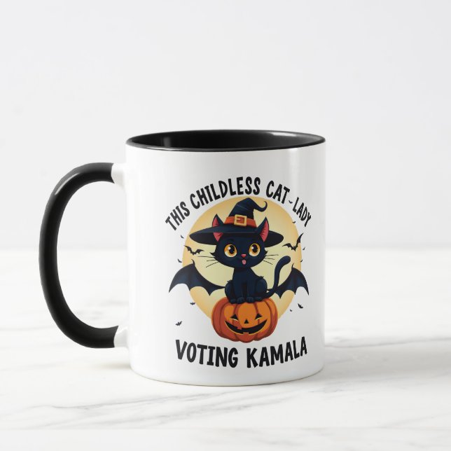 Den här barnlösa Cat Dam Voting Kamala Halloween Mugg (Vänster)
