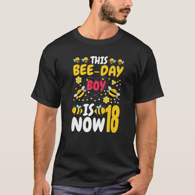 Den här bisdagspojken är nu 18 18 Födelsedagsfeste T Shirt (Framsida)
