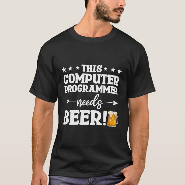 Den här datorprogrammeraren behöver programplaneri t shirt (Framsida)