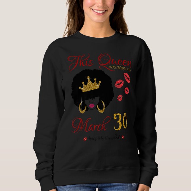 Den här drottningen föddes 30 mars. t shirt (Framsida)
