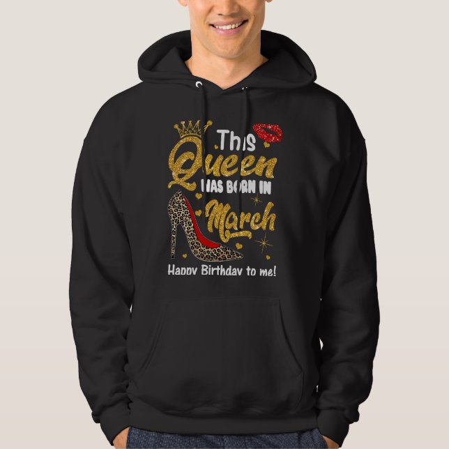 Den här drottningen föddes i mars Grattis på födel Hoodie (Framsida)
