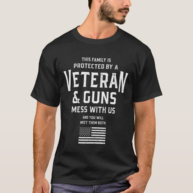 Den här familjen skyddas av en veteran & Guns T Shirt (Framsida)
