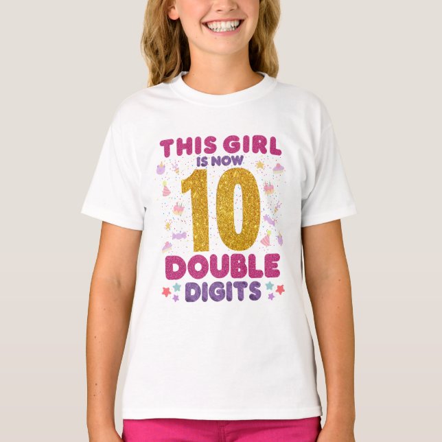 Den här flickan är nu 10 Dubblor T Shirt (Framsida)