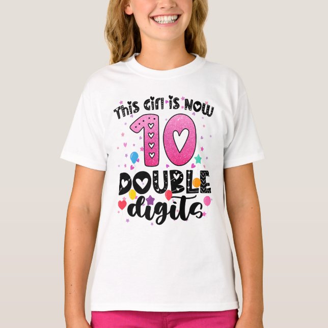 Den här flickan är nu 10 Dubblors födelsedagsgåvor T Shirt (Framsida)
