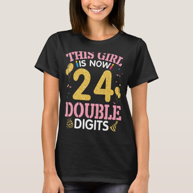 Den här flickan är nu 24 år Dubbla på födelsedagen T Shirt (Framsida)