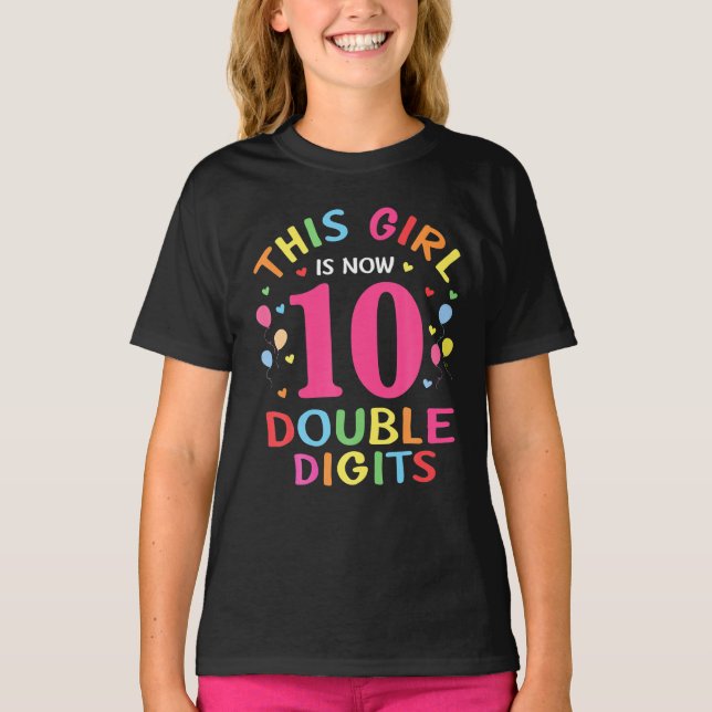 Den här flickan är nu tio Dubblor 10:e födelsedage T Shirt (Framsida)