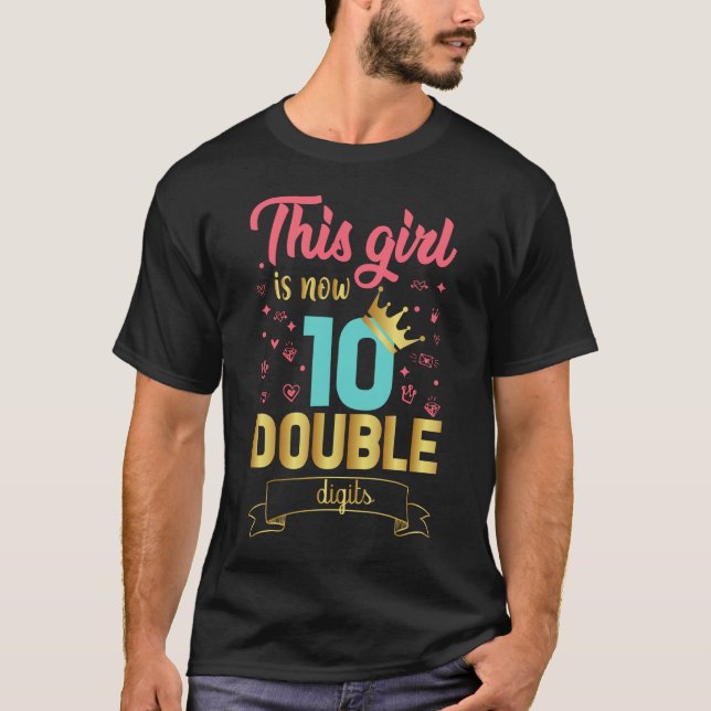 Den här flickan är nu tio Dubblor T Shirt (Framsida)