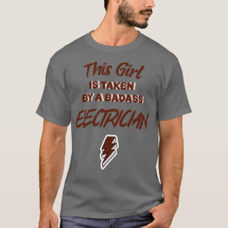 Den här flickan tas av en Badass Electrician T Shirt
