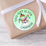 Den här gåvan är till Namn bricka Cute Snögubbe ju Runt Klistermärke<br><div class="desc">Söta hand plockade snögubbe med tecknad i julklapp med personlig i Ljus med märkre i julklapp.</div>