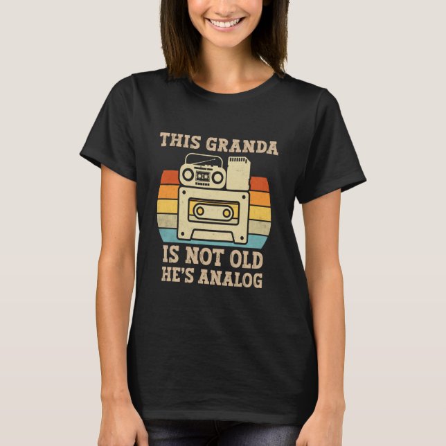 Den här Granda är inte gammal Han är Analog Retro  T Shirt (Framsida)