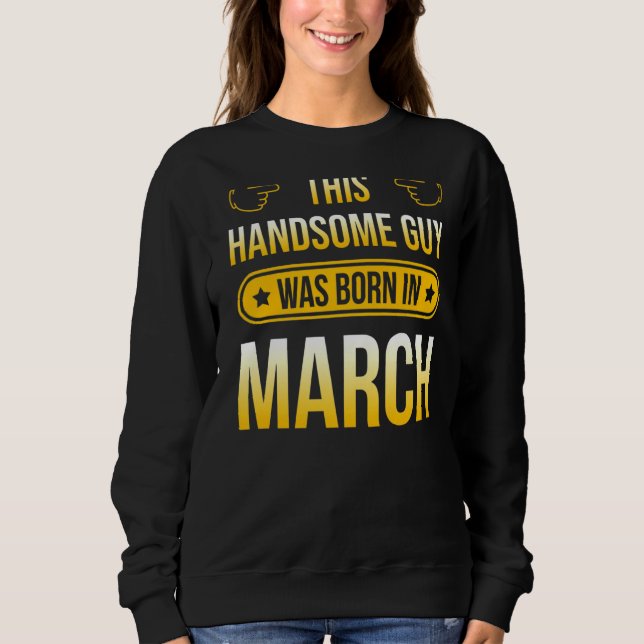 Den här handa killen föddes i mars t shirt (Framsida)