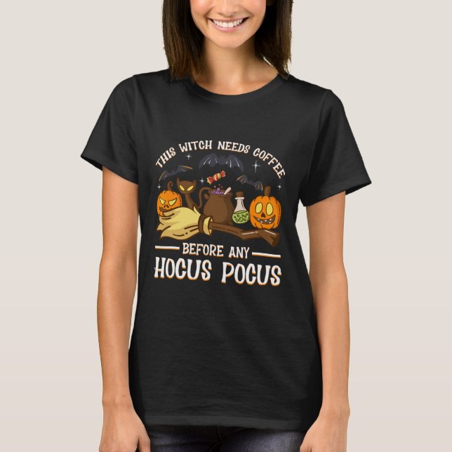 Den här häxan behöver kaffe före varje hocus pocus t shirt (Framsida)
