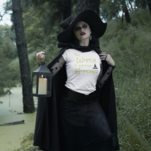 Den här häxan håller på att hittas t shirt