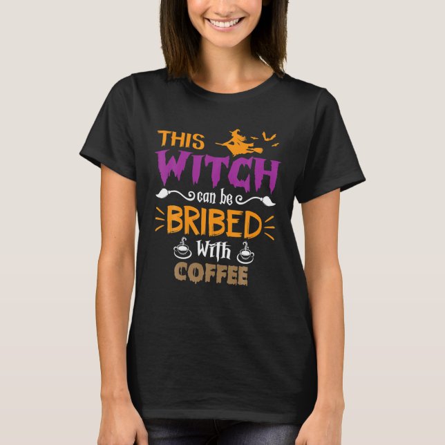 Den här häxan kan brista med kaffe Halloween T Shirt (Framsida)