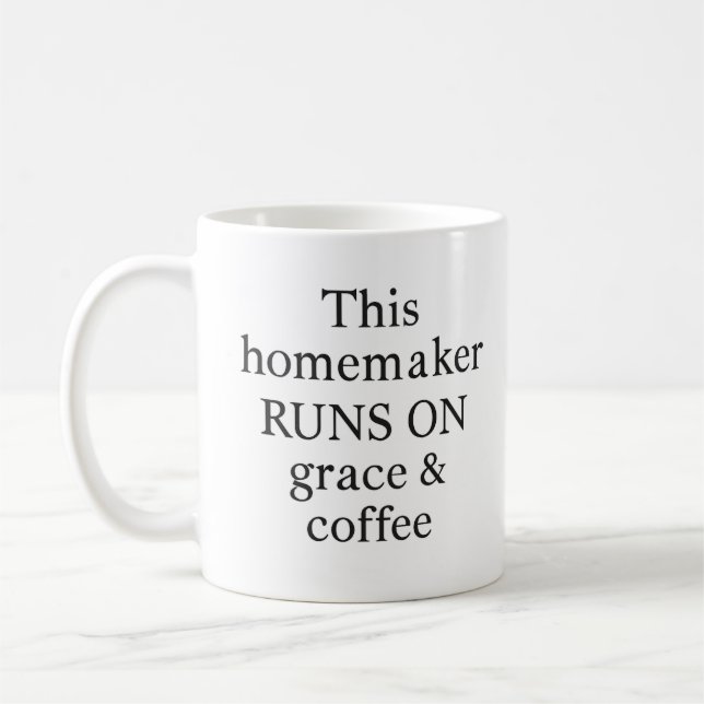 "Den här Homemaker Springa på Grace & Coffee" Mugg (Vänster)