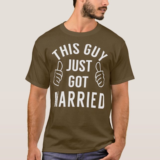 Den här killen är precis nyförlovad  Nyförlovad  f T Shirt (Framsida)