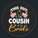 Den här killen är statskuppen i Bride Groom Bröllo Runt Klistermärke<br><div class="desc">Den här killen är statskuppen i Bride Groom Bröllop Giftermål</div>