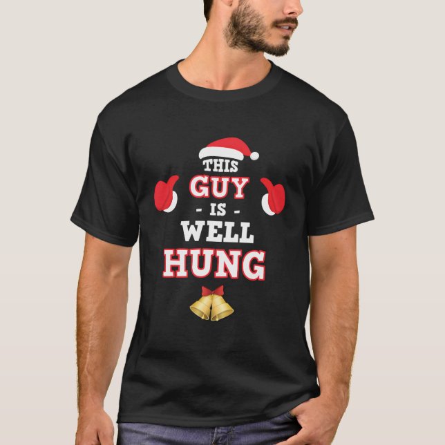 Den här killen är väl hung Julgran Bollar S T Shirt (Framsida)