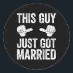 Den här killen bara Har Married Groom Ny gifta Shi Runt Klistermärke<br><div class="desc">Den här killen bara Har Married Groom Ny gifta Shirt</div>