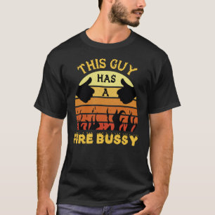Den här killen har en eldsvåda t shirt
