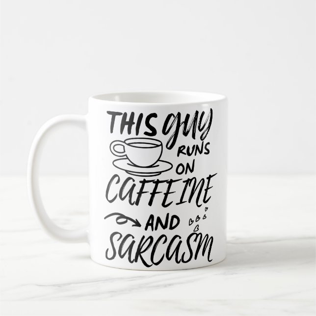 Den här killen Springa på koffein och Sarcasm Kaffemugg (Vänster)