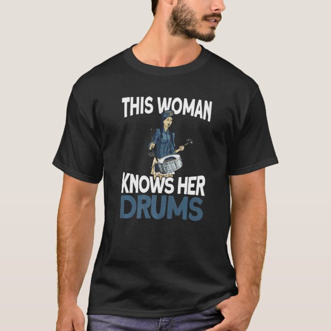Den här kvinnan känner hennes Drums Parad Marching T Shirt (Framsida)