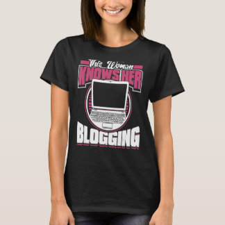 Den här kvinnan känner till hennes bloggare i Inne T Shirt