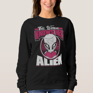 Den här kvinnan känner till hennes Utomjordingar U T Shirt