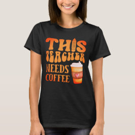 DEN HÄR LÄRAREN BEHÖVER KOFFEE-roligtens kaffeoffe T Shirt