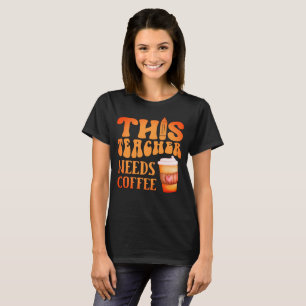 DEN HÄR LÄRAREN BEHÖVER KOFFEE-roligtens kaffeoffe T Shirt