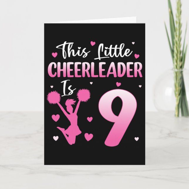 Den här lilla cheerleadern är 9 år gammal födelsed kort (Framsida)