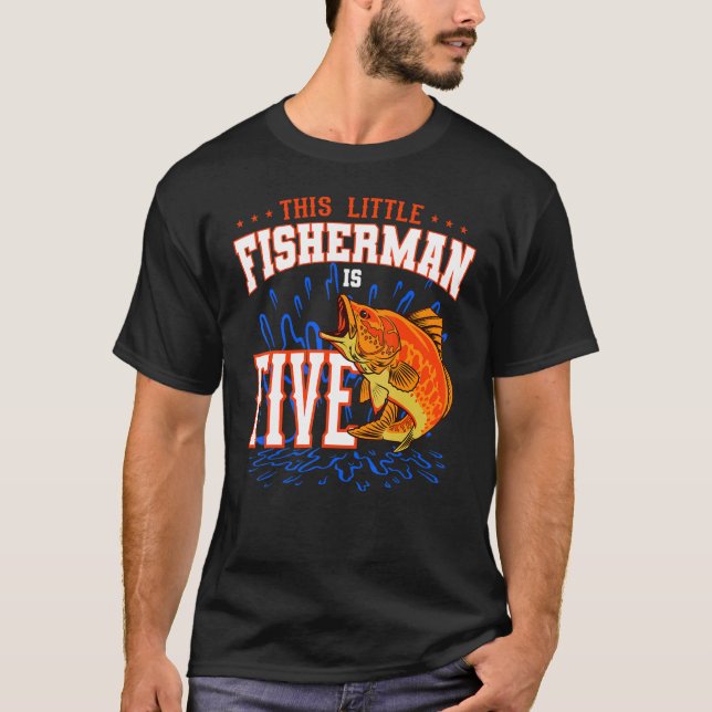 Den här lilla fiskaren firar fem dagar t shirt (Framsida)