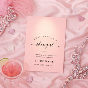 Den här makan är en showgirl Rosa möhippa-helg Inbjudningar