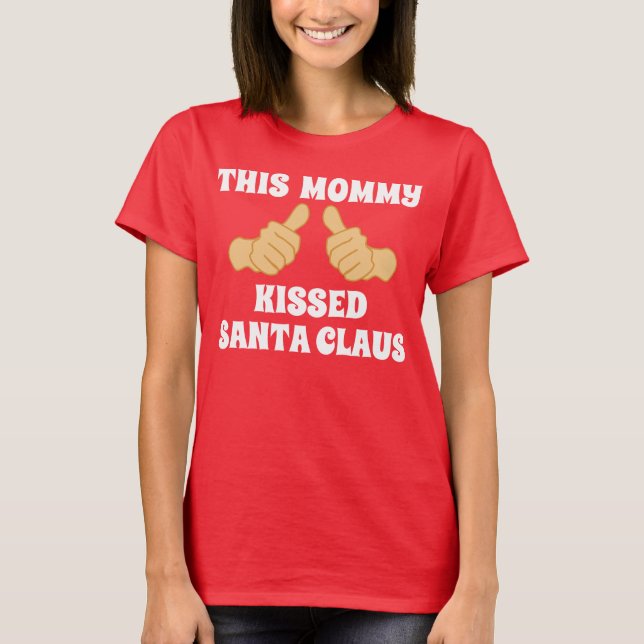 DEN HÄR MAMMAN KISSERADE JULTOMTEN TEE SHIRT (Framsida)
