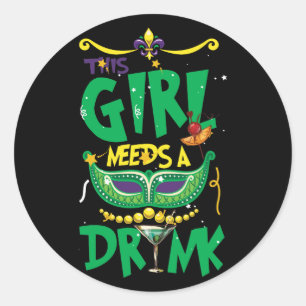Den här Mardi Gras Girl behöver dricka Cocktail-dr Runt Klistermärke
