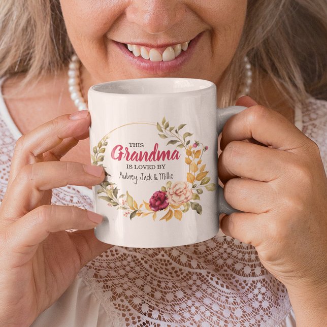 Den här mormor är älskad av | Blommigt Nana Kaffemugg (Skapare uppladdad)