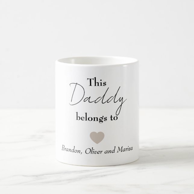 Den här pappa Tillhör till [Kids' Namn] - Personli Kaffemugg (Center)