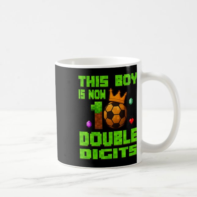 Den här pojken är nu 10 Dubbla siffror Fotboll 10  Kaffemugg (Höger)
