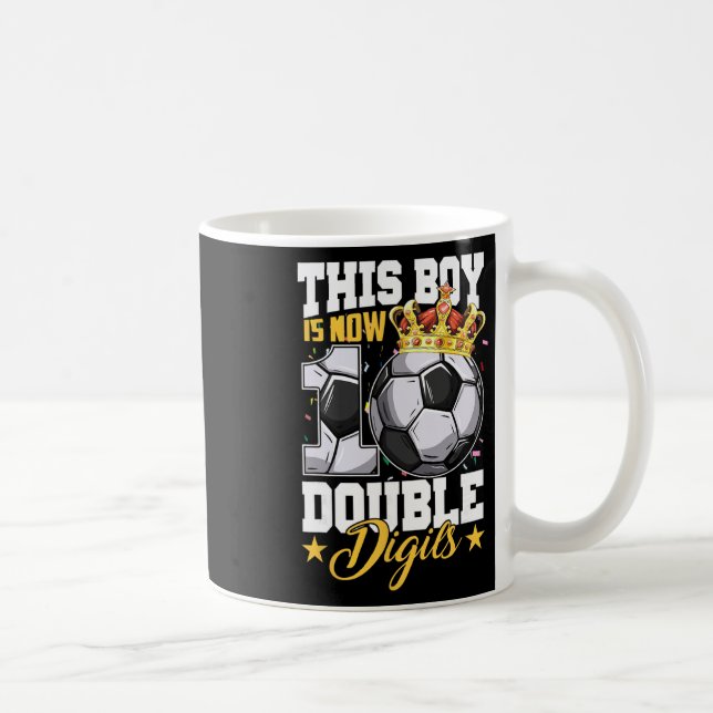Den här pojken är nu 10 dubbla siffror fotboll 10  kaffemugg (Höger)