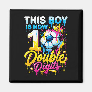 Den här pojken är nu 10 Dubbla siffror Fotboll 10- Magnet