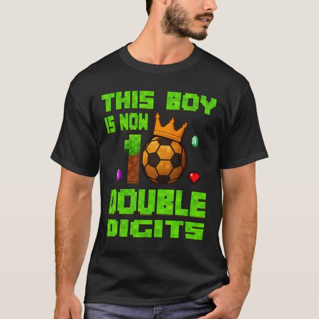Den här pojken är nu 10 Dubbla siffror Fotboll 10  T Shirt (Framsida)
