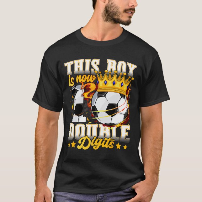 Den här pojken är nu 10 Dubbla siffror Fotboll 10  T Shirt (Framsida)