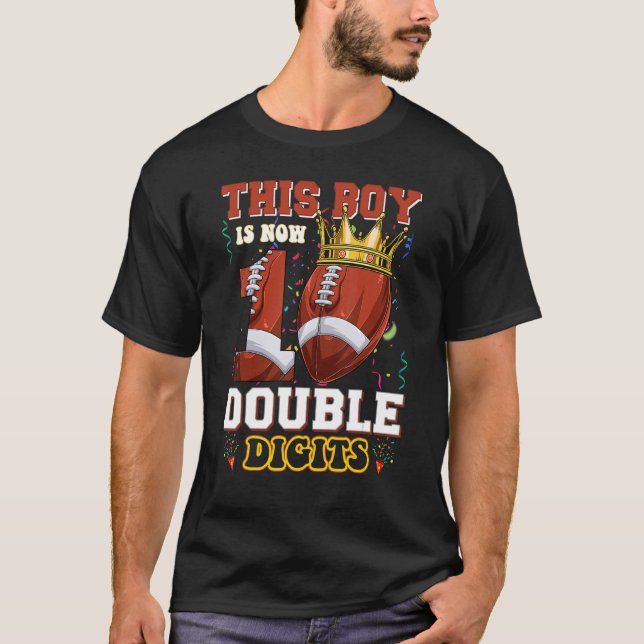 Den här pojken är nu 10 Dubblors fotboll 10 år gam T Shirt (Framsida)