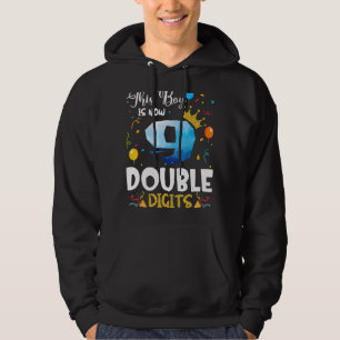 Den här pojken är nu Dubbla Digits Birthday Boy 9 Hoodie