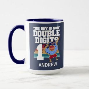 Den här pojken är nu Dubbla Digits Funny 10:e f Mugg